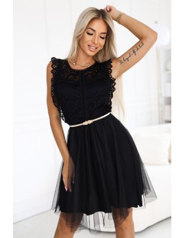 Čipkasta obleka s tilnim krilom in zlatim pasom